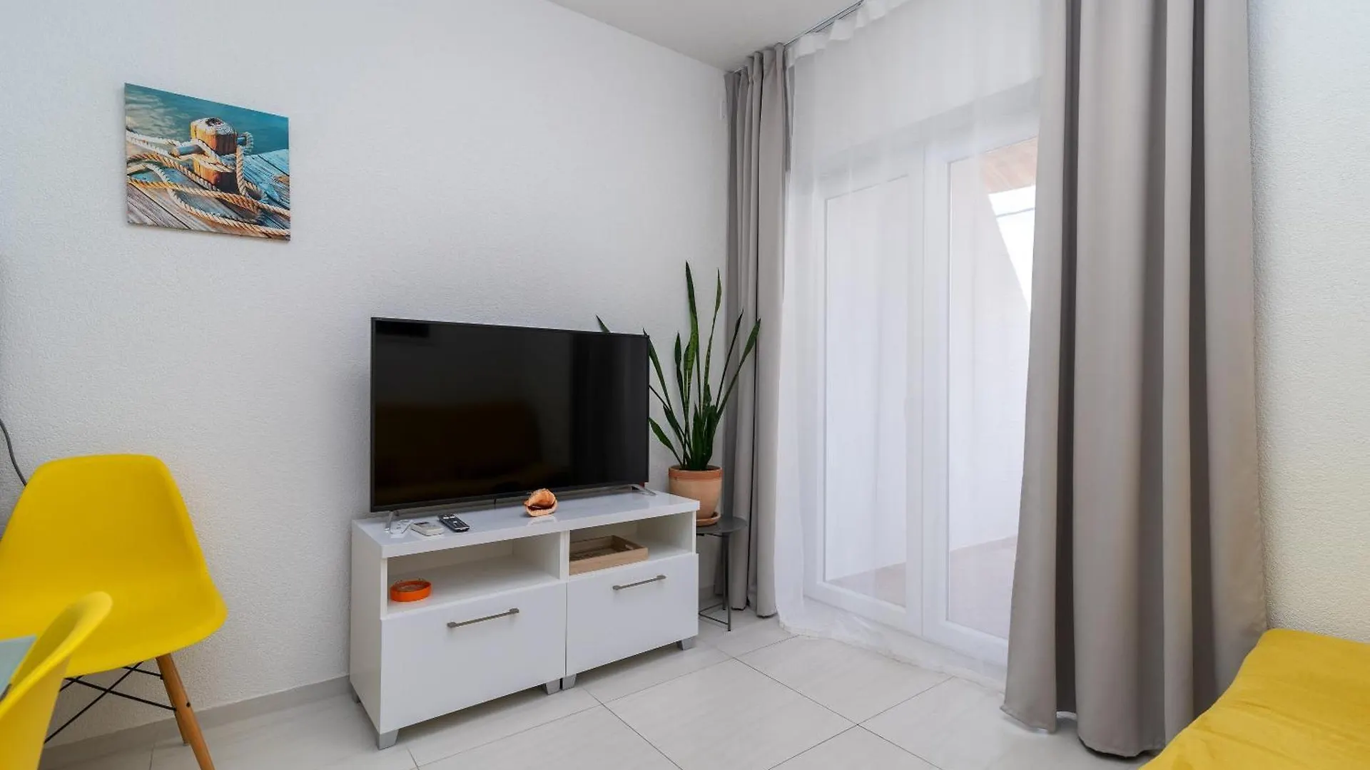 Apartments Brico - Heated Pool 트로기르